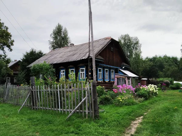 Maison Bois Dans Village Russe Entouré Espaces Verts Sauvages Bien — Photo