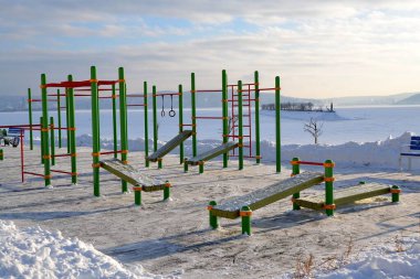 Nehrin kıyısındaki bir oyun alanını temizledim.