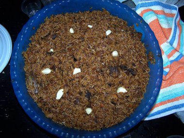 Plastik bir havuzda büyük bir parça pilav.