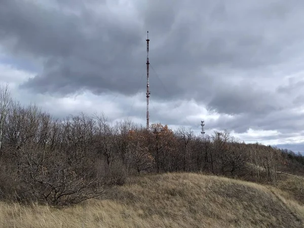 Zhiguli山の木製のピーク時のテレビ塔 — ストック写真