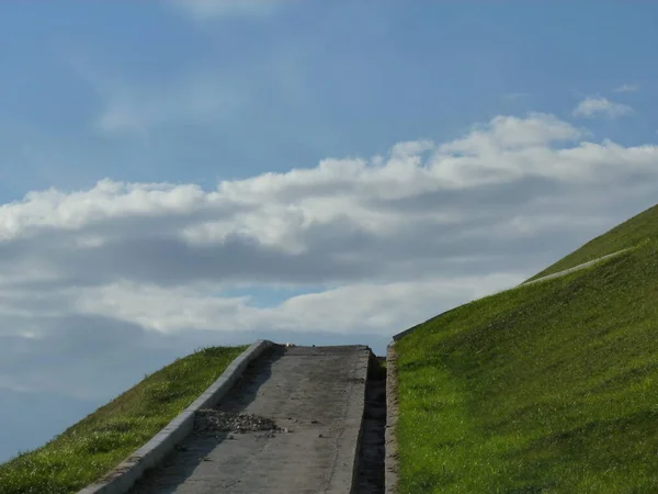 Strada Verso Cielo Nuvole Mezzo Prato Verde — Foto Stock