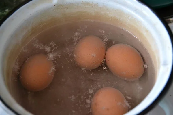 Eier Einem Topf Werden Kochendem Wasser Gekocht lizenzfreie Stockbilder