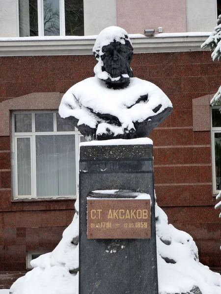 Mellszobor Aksakov Ufa havazás után — Stock Fotó