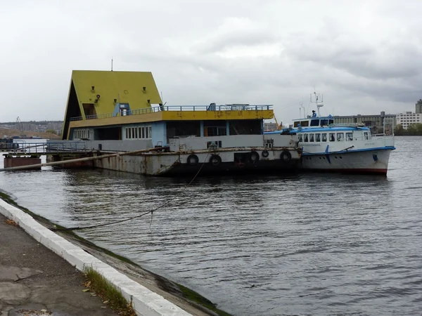 Nave de pasajeros cerca del muelle — Foto de Stock