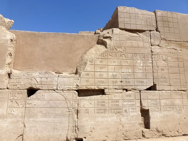 Karnak Tapınağı duvarlarında gizemli yazıları — Stok fotoğraf