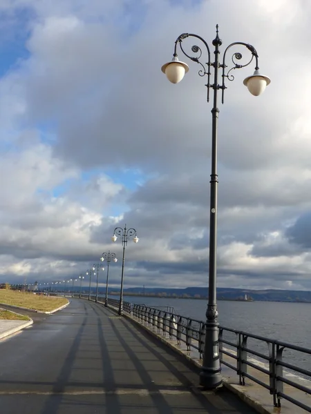 Série de lampadaires sur le front de mer — Photo