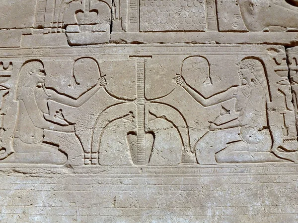Starożytni Egipcjanie na ścianie świątyni Karnak — Zdjęcie stockowe