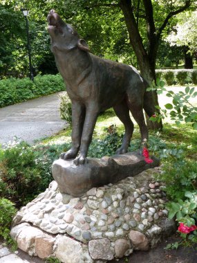 Kaliningrad hayvanat bahçesinde bir kurt heykeli