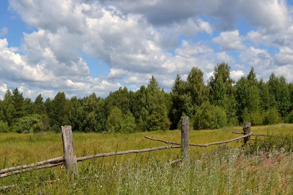 Сельский пейзаж с шатким забором — стоковое фото
