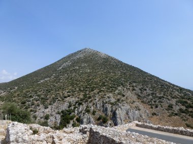 Koni şeklinde dağ Epidaurus çevresinde