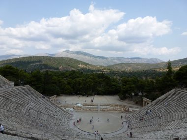Antik Yunan tiyatro Epidaurus adlı üst satırdan panoramik görünüm
