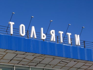 Togliatti nehir merkezinde çatısında şehrin adı
