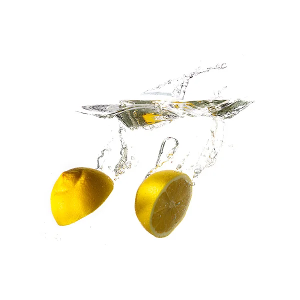 Zitronenspritzer auf Wasser, isoliert auf weißem Hintergrund. — Stockfoto