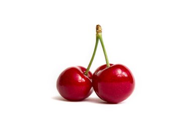 Beyaz arka planda izole edilmiş taze kirazlar