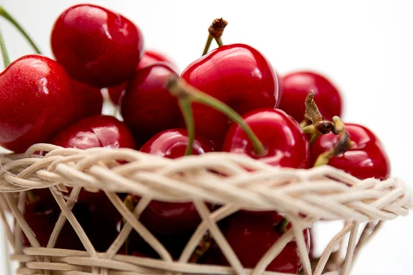 Cerezas en cesta decorativa en bicicleta, aisladas — Foto de Stock