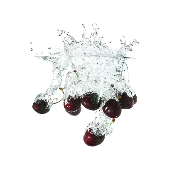 Kersen splash op water, geïsoleerd op witte achtergrond — Stockfoto