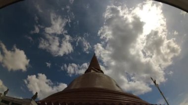 Sam Phran Eyaleti Tayland 'daki Phra Pathom Pagoda' dan geçen bulutların zamanı.