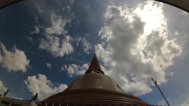 Timelapse di nuvole che passano sopra la Pagoda di Phra Pathom nella provincia di Sam Phran Thailandia — Video Stock