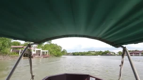 Marché flottant déserté d'Amphawa depuis un bateau à longue queue sous la pluie — Video