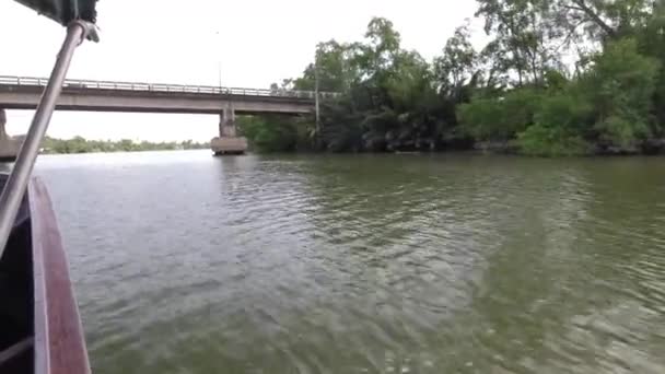 Mercado flotante de Amphawa abandonado desde un barco fluvial de cola larga bajo la lluvia — Vídeo de stock