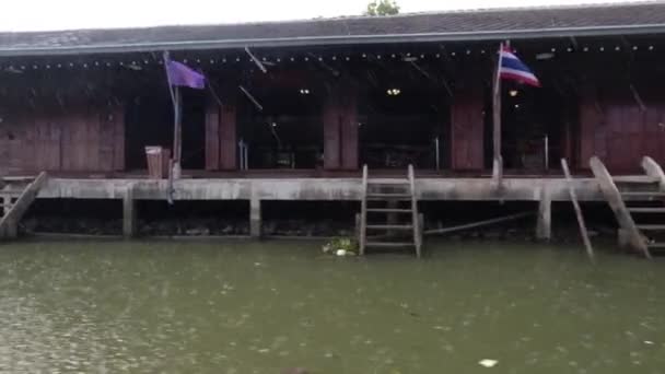 Elhagyott Amphawa úszó piac egy hosszú farkú folyami hajóról az esőben — Stock videók