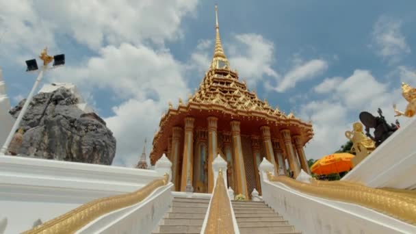Храм Ват Пхра Пхутхабад в районе Пхра Пхуттхабад, Сарабури, Таиланд — стоковое видео