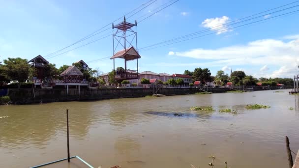 Teleférico cruzando o rio Choa Phraya para Wat Niwet Thammaprawat Temple — Vídeo de Stock