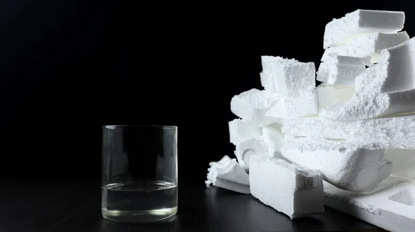 Högen Med Styrofoam Avfall Redo Att Återvinnas Glaskopp Fylld Med — Stockfoto