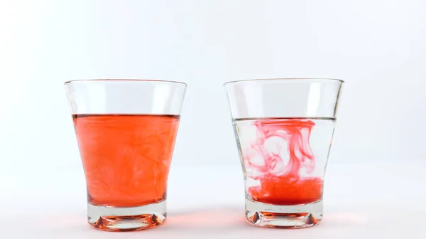 Verspreiding Van Kleuren Een Glas Gevuld Met Water Een Ander — Stockfoto