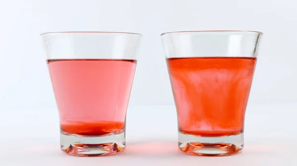 Verspreiding Van Kleuren Een Glas Gevuld Met Warm Water Een — Stockfoto