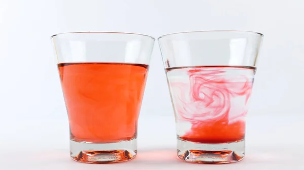 Verspreiding Van Kleuren Een Glas Gevuld Met Water Een Ander — Stockfoto