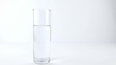 Su, sirke ve kırmızı gıda boyası dökün ve gül saplarını daldırın. Gül yapraklarını bilimle renklendirme kavramı