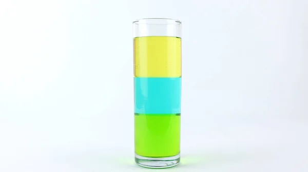 在顶层使用由糖浆 水和橄榄油组成的三层不同的液体或层状密度实验 密度的科学概念 — 图库照片