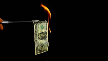 Bilimsel amaçlarla yakılan Amerikan doları. Siyah arkaplanda hasar olmadan para yak