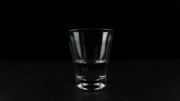 Siyah Arka Planda Izopropil Alkol Suyu Bir Bardakta Karıştırmak — Stok video