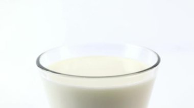 İçinde kakao tozu olan bir kaşığı sütle dolu bir bardağa daldır. Su geçirmez kakao tozu ya da hidrofobik kakao tozu deneysel konsepti