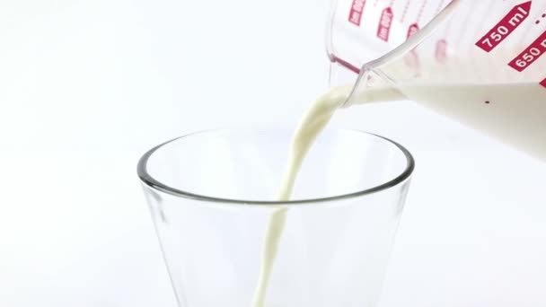 Beyaz Arka Planda Cam Bir Fincana Taze Inek Sütü Dökülüyor — Stok video