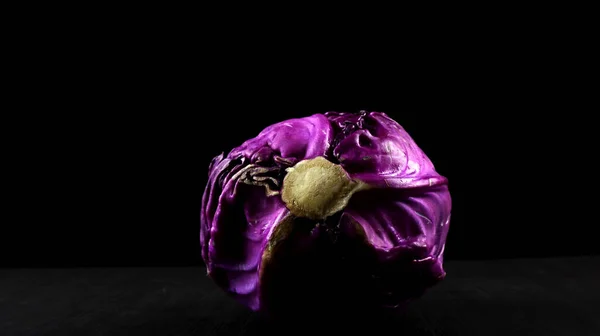 Siyah arkaplanda taze kırmızı lahana (Brassica oleracea)