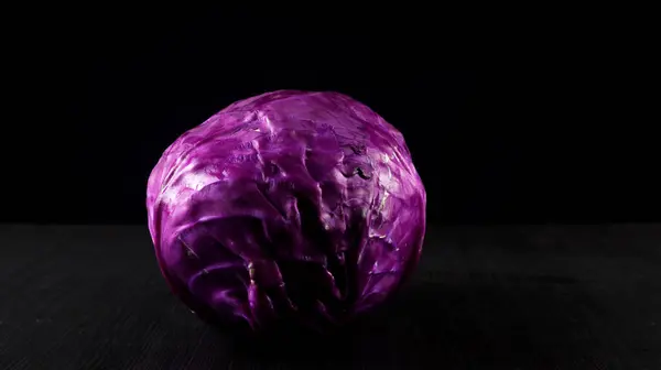 Siyah arkaplanda taze kırmızı lahana (Brassica oleracea)
