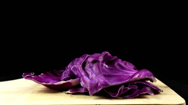 Siyah arkaplanda taze kırmızı lahana (Brassica oleracea)