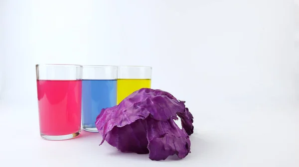 Red Cabbage Three Glasses Filled Colored Liquid Make Measure Power — Stock Photo, Image