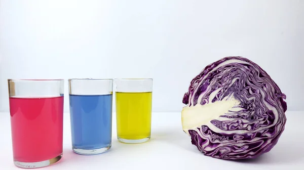 Kırmızı lahana ve üç bardak dolusu renkli sıvı. Kırmızı lahananın pH (hidrojenin gücü) ölçüsünü alın.
