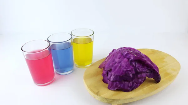 Kırmızı lahana ve üç bardak dolusu renkli sıvı. Kırmızı lahananın pH (hidrojenin gücü) ölçüsünü alın.