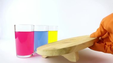 Kırmızı lahana ve üç bardak dolusu renkli sıvı. Kırmızı lahananın pH (hidrojenin gücü) ölçüsünü alın.