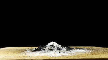 Potasyum permanganat KMnO4 ve Şeker deneyleri. Potasyum permanganat ve şeker yangın çıkarabilir. Siyah arkaplanda resim