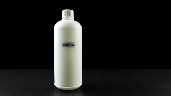 Tıbbi amaçlar için% 50 hidrojen peroksit içeren plastik şişeler. Hidrojen peroksit sterilizasyon ve dezenfeksiyon için kullanılır.
