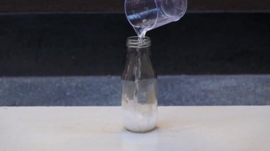 Potasyum Permanganat Hidrojen Peroksit Çürüme Reaksiyonu. KMno4 ve H2O2 'nin kimyasal reaksiyonunun duman etkisi. Siyah zemin üzerinde tehlikeli bir deney.