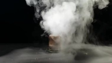 Potasyum Permanganat Hidrojen Peroksit Çürüme Reaksiyonu. KMno4 ve H2O2 'nin kimyasal reaksiyonunun duman etkisi. Siyah zemin üzerinde tehlikeli bir deney.