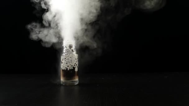 Kaliumpermanganat Väteperoxid Nedbrytningsreaktion Rökeffekt Från Den Kemiska Reaktionen Vid Blandning — Stockvideo