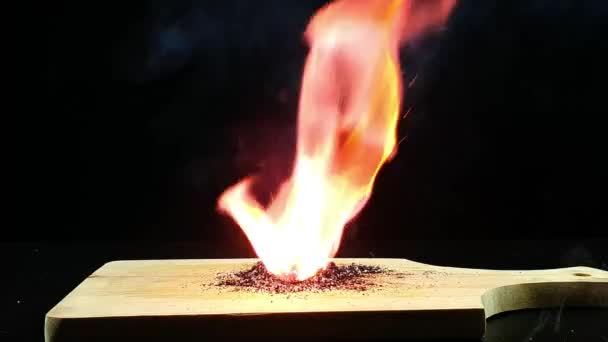 高锰酸钾Kmno4和糖的实验 高锰酸钾和糖能生火 黑色背景图像 — 图库视频影像